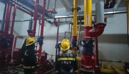 山东淄博一工人消防水池内晕倒，消防紧急到场将其救出