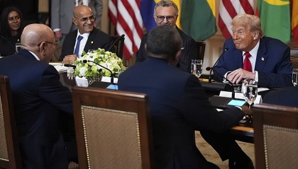 特朗普问利比里亚总统在哪学的英语，美国网友直呼太尴尬，英语是利比里亚官方语言