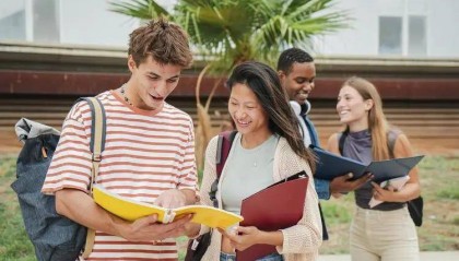 话题：本科学的会计专业，研究生想申请英国的经济学或金融学，问哪一个好申请些？