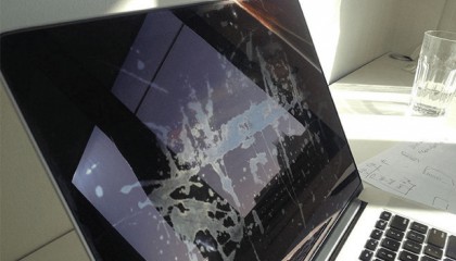 手机、电脑屏幕脏了，到底能不能用酒精擦？