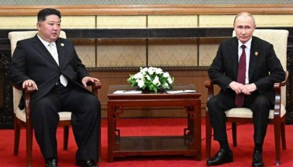 中俄朝领导人同框，被特朗普指控“对抗美国”，外交部回应很干脆