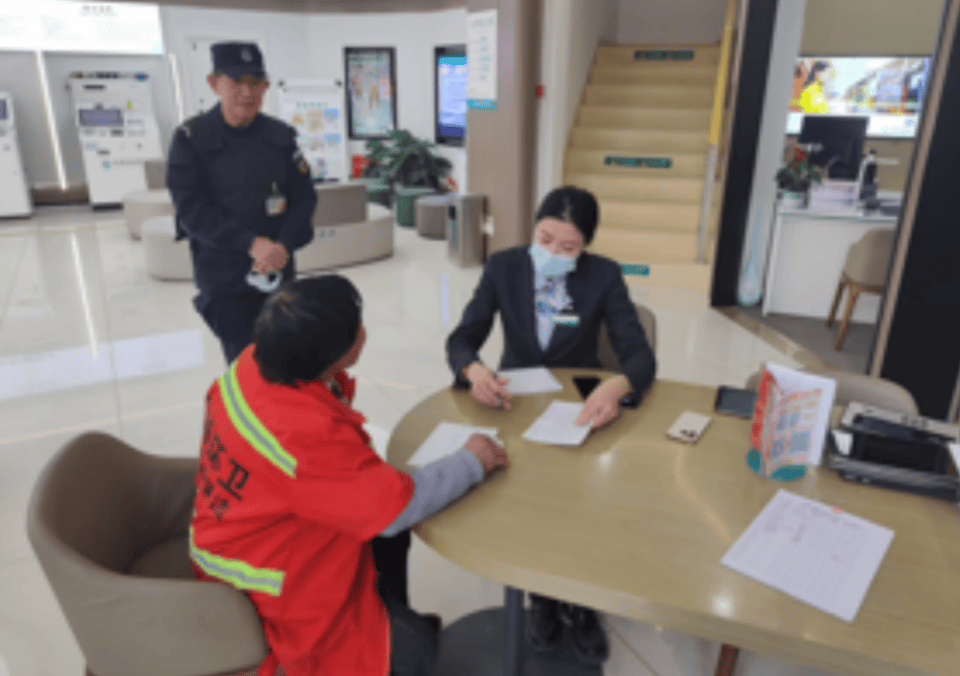 农行济南历下东城逸家支行：为城市美容师点亮"金融明灯"