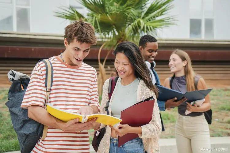 话题：本科学的会计专业，研究生想申请英国的经济学或金融学，问哪一个好申请些？