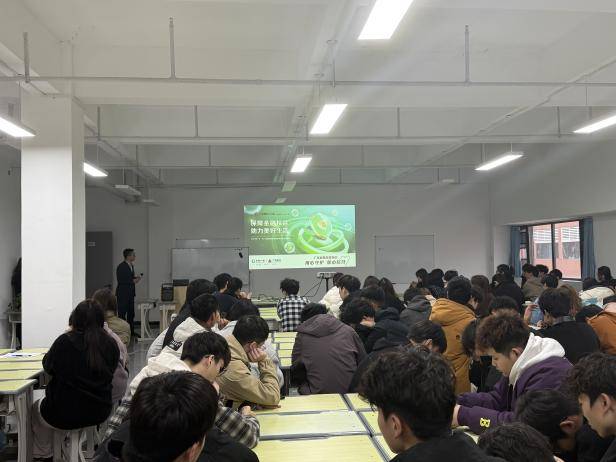 广发银行郑州新郑支行开展金融知识宣传活动，助力校园金融安全