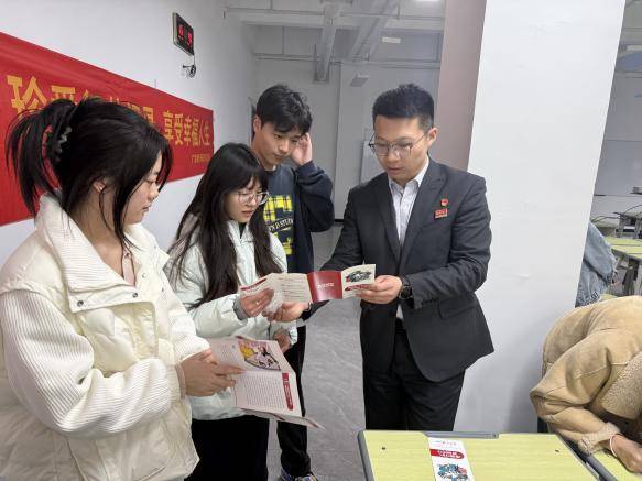 广发银行郑州新郑支行开展金融知识宣传活动，助力校园金融安全