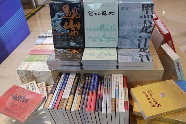 新华出版社携精品图书及文创产品亮相2025全球南方金融家论坛