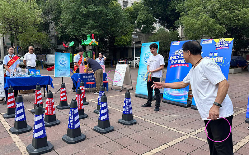 “筑牢金融盾 守护零距离”浦发银行武汉分行金融知识万里行进社区