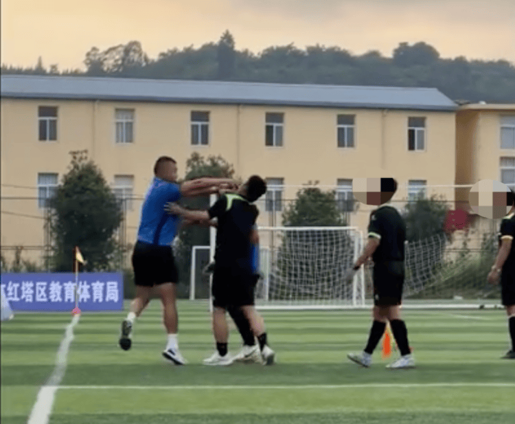 云南玉溪一少年足球赛教练与裁判球场爆发冲突?当地教体局:正在积极处理