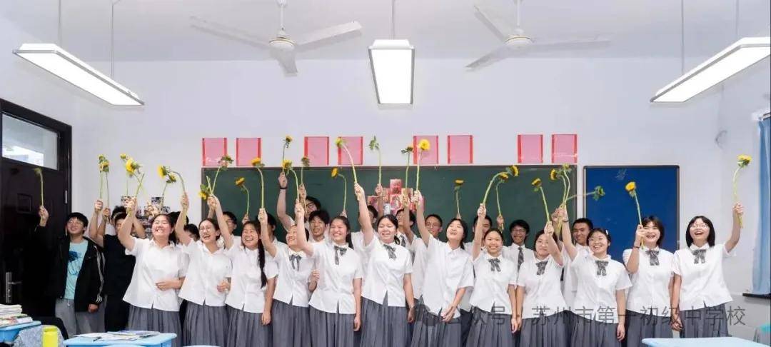 苏州市第一初级中学校初三学生昂首阔步走过“凯旋门”！