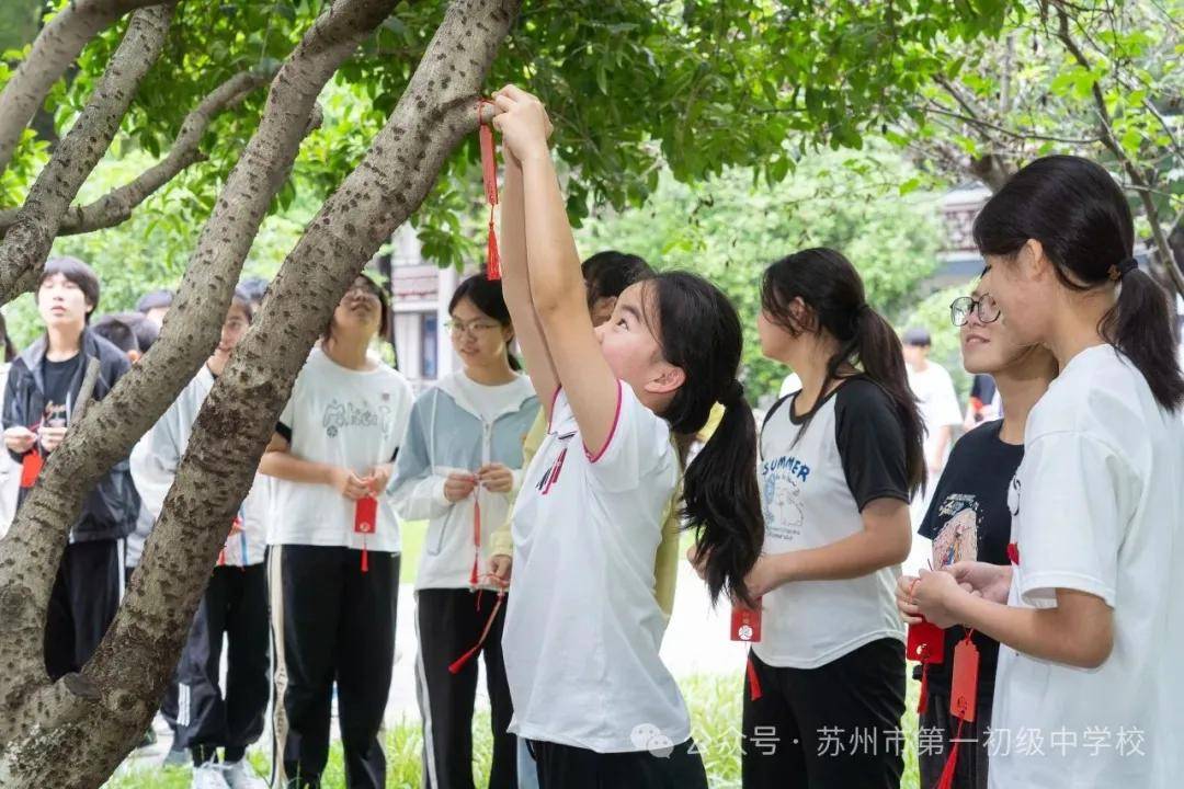 苏州市第一初级中学校初三学生昂首阔步走过“凯旋门”！