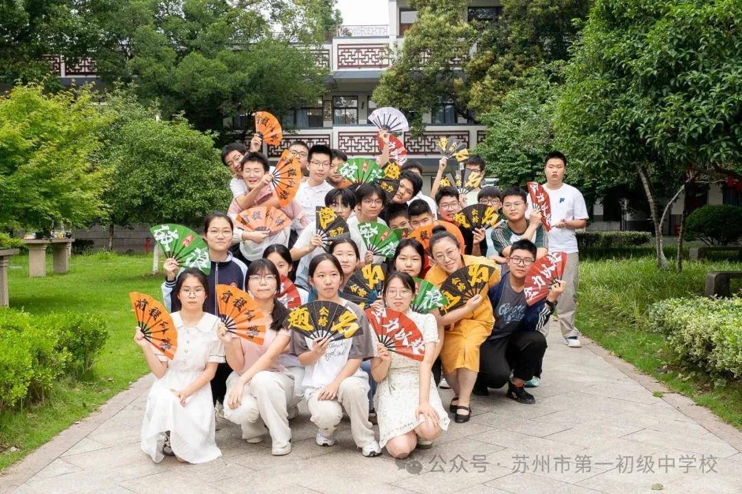 苏州市第一初级中学校初三学生昂首阔步走过“凯旋门”！
