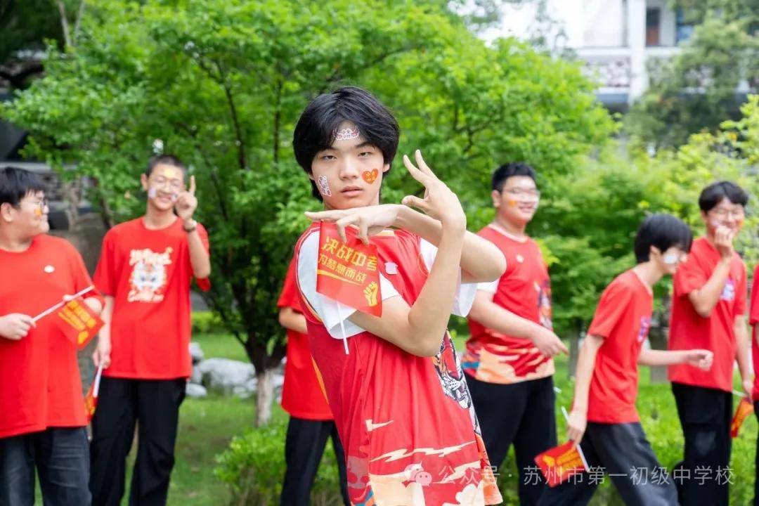 苏州市第一初级中学校初三学生昂首阔步走过“凯旋门”！