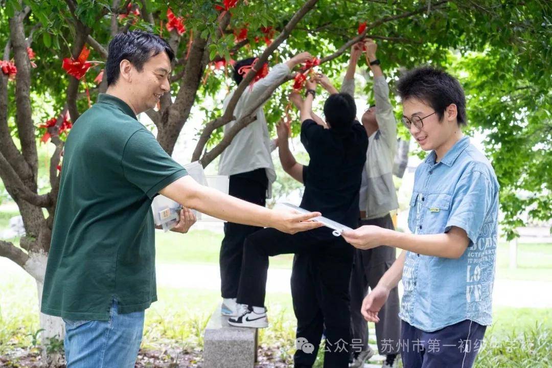 苏州市第一初级中学校初三学生昂首阔步走过“凯旋门”！