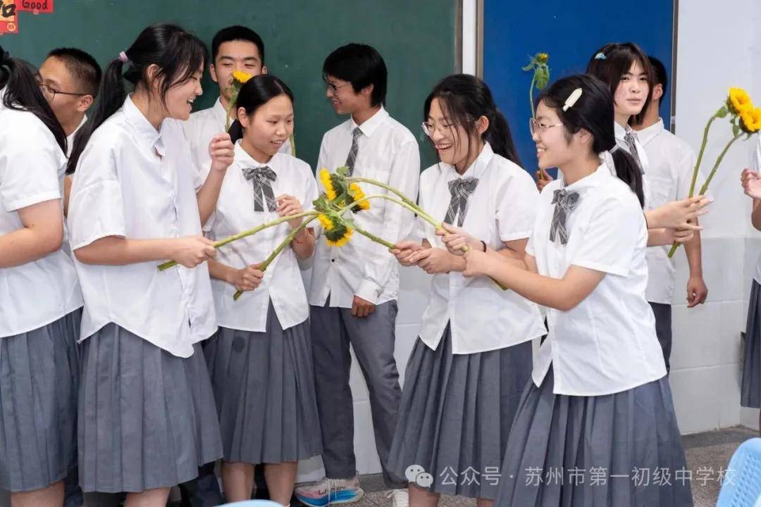 苏州市第一初级中学校初三学生昂首阔步走过“凯旋门”！