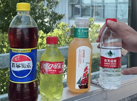 恶心!上海知名景区门口有人卖不明饮料,不少游客中招,城管部门已介入调查